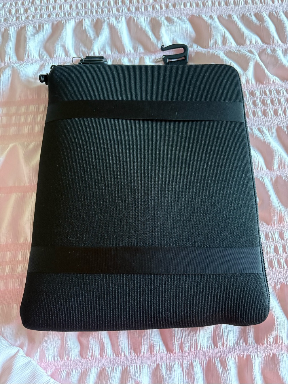 Tom Bihn Cache for small laptop or iPad - Picture 3 of 3